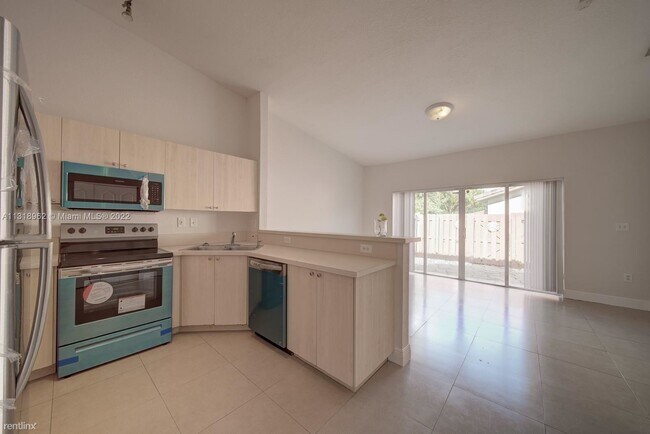 Building Photo - 3 br, 2 bath Townhome - Cazadores Sub