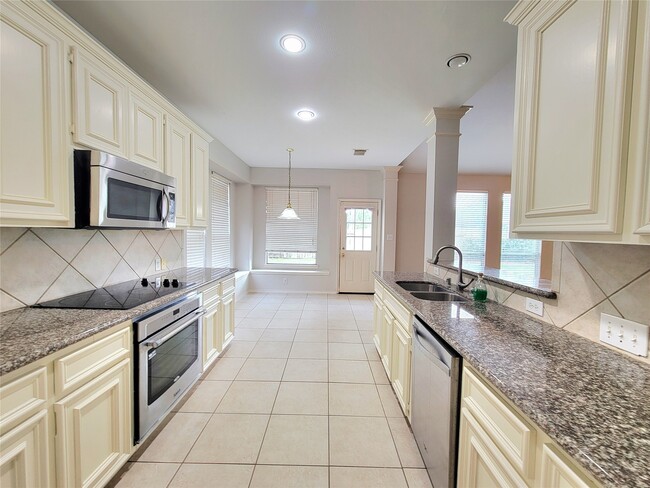 Building Photo - 21923 Maybrook Ct