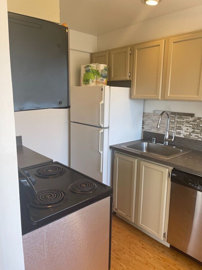 Building Photo - Cute and Cozy East Queen Anne Condo with 2 Bedrooms, 1 Bath and 1 Covered Parking Space