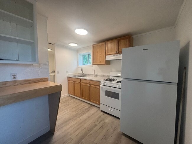 Building Photo - Radford, 1BR / 1BA, Available December 8th