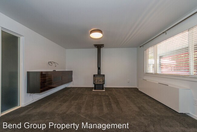 Building Photo - 2 br, 1 bath House - 1654 NE Meadow Lane