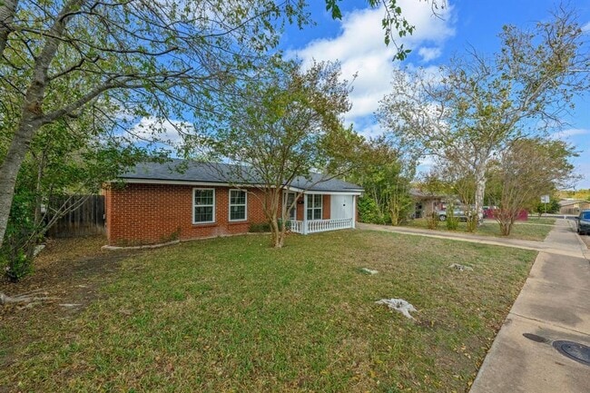 Building Photo - 5704 Cedardale Dr