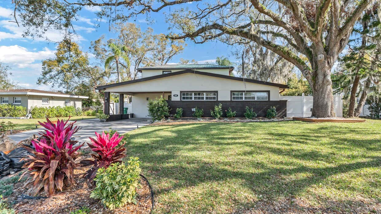 Foto principal - Stunning Remodeled 3-Bedroom Home in the H...