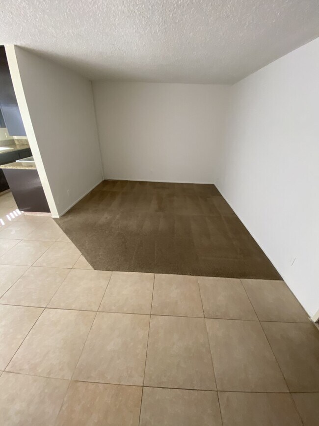 Living Room - 811 Crenshaw Blvd