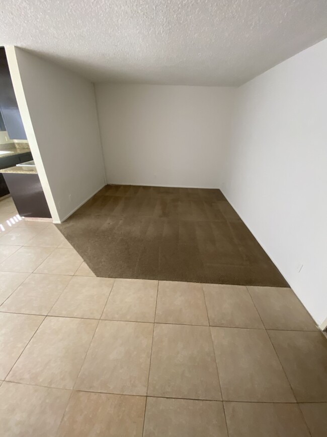 Living Room - 811 Crenshaw Blvd