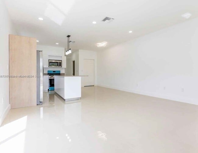 Foto del edificio - 817 NW 7th Ave