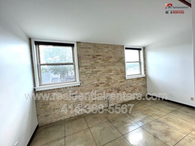 Building Photo - 904 E Pearson St