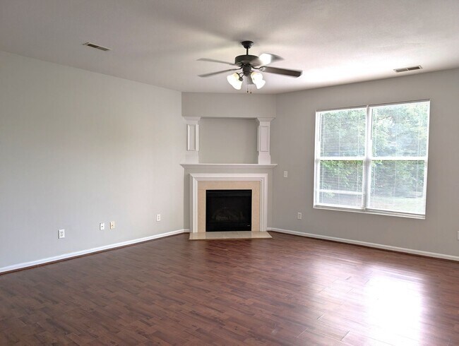 Foto del edificio - Pristine home located in the Pinebrook Com...