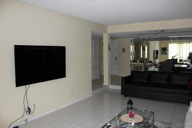 Building Photo - 3660 Inverrary Dr
