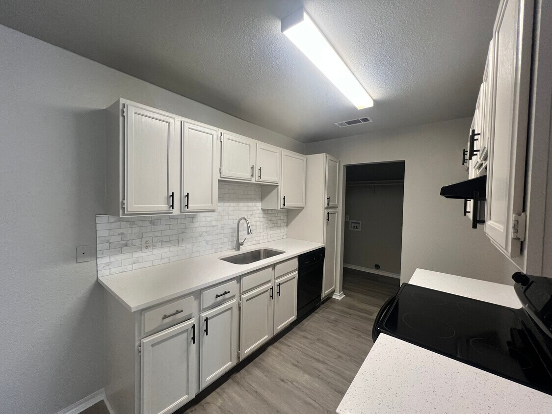 Foto principal - 8124 Marydean Ave