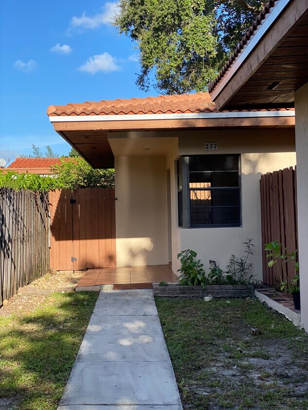Front - 237 NW 41st Ave