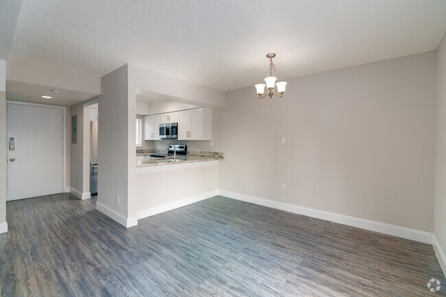 B3 - 2BR, 2BA - 1085SF - Dining Room - Winter Park Woods Apartments