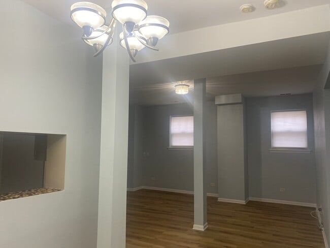 Building Photo - 2319 E 70th Pl