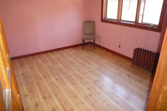 Building Photo - 569 Main St