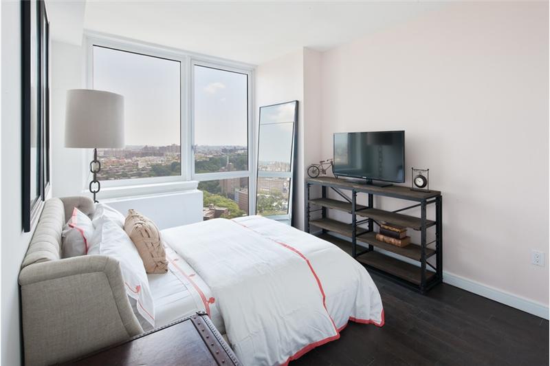 Foto principal - 301 E 75th St