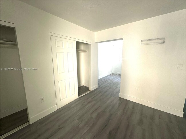 Foto del edificio - 720 NW 27th Ct