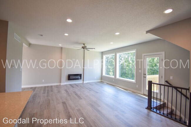 Building Photo - 4 br, 3.5 bath House - 15323 Goldenrod Dr