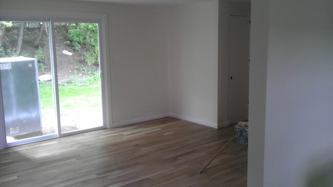 Building Photo - 831 Squires Ave
