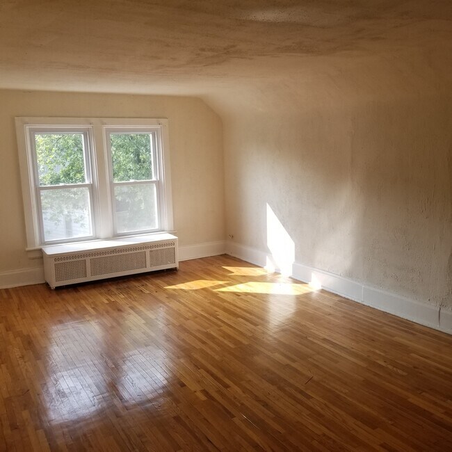 Building Photo - 340 Marble St