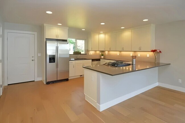 Foto del edificio - Spacious 5-Bedroom Home for Rent in the Maple Leaf Community