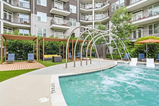 Resort-Style Pool - Platform Grant Park