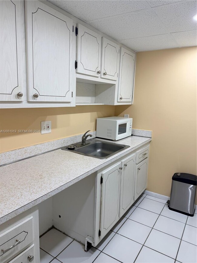 Building Photo - 14311 N Kendall Dr
