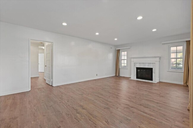 Building Photo - 336 W Hillcrest Blvd