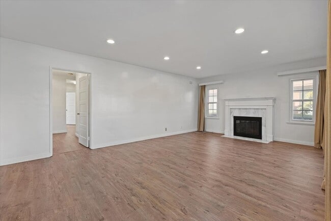 Foto del edificio - 336 W Hillcrest Blvd