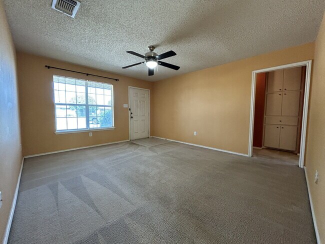 Building Photo - Beautiful House Located On Cul-De-Sac & Down The Street From Park!