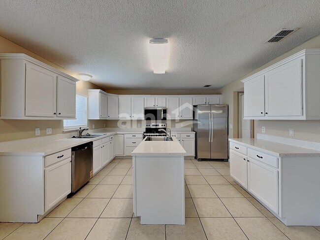 Foto del edificio - 8051 Foxdale Dr