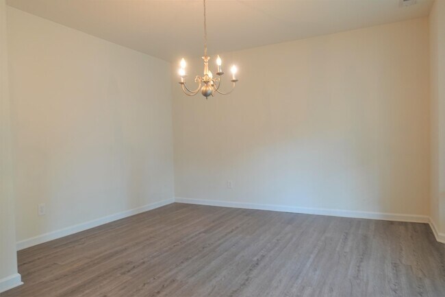 Building Photo - 104 Whitethorn Ln