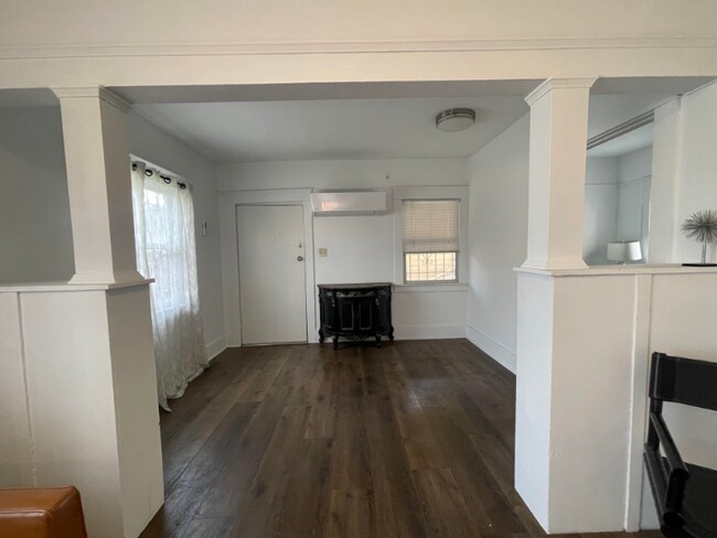 Foto del edificio - 1625 1/2 W 55th St