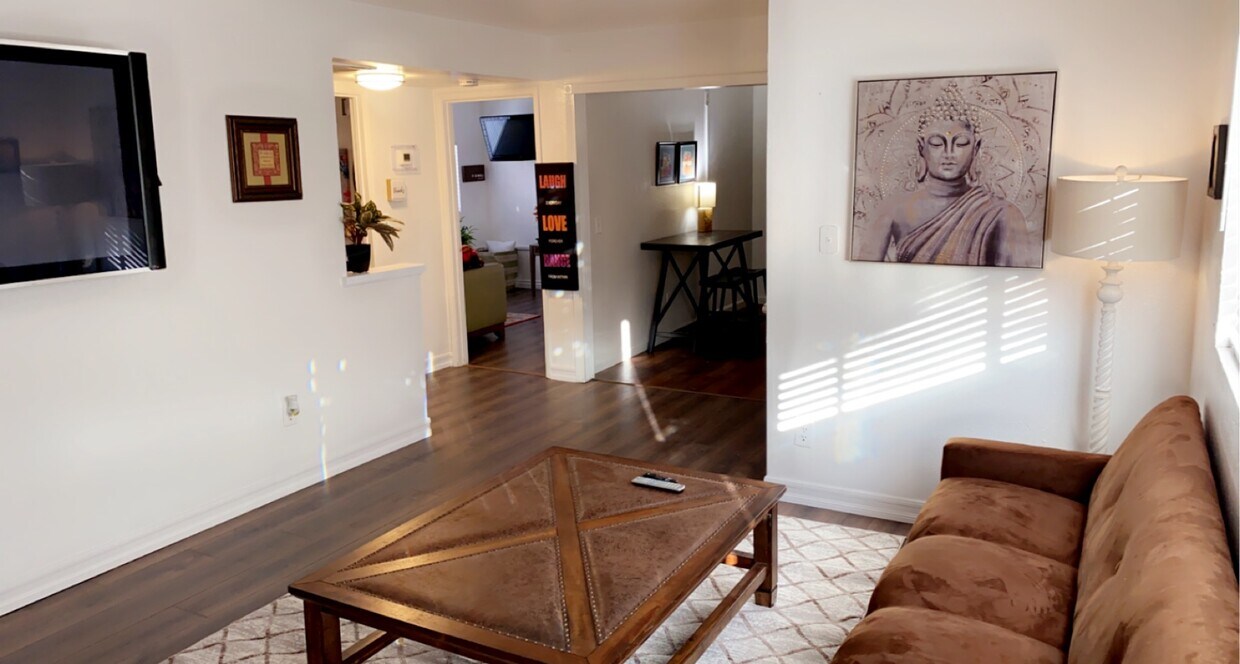 Foto principal - 2141 McCarran St