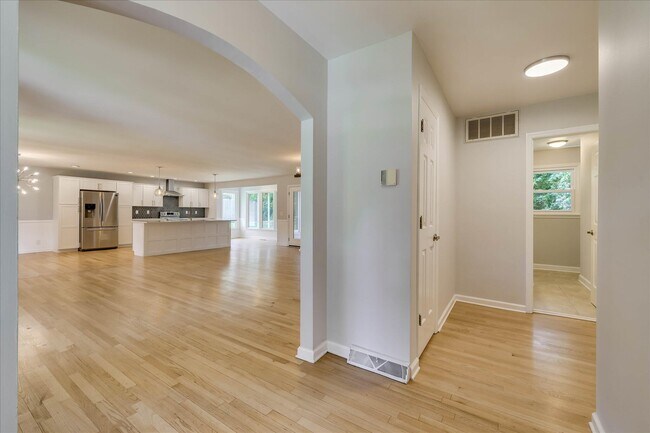 Building Photo - 2111 Huron Dr
