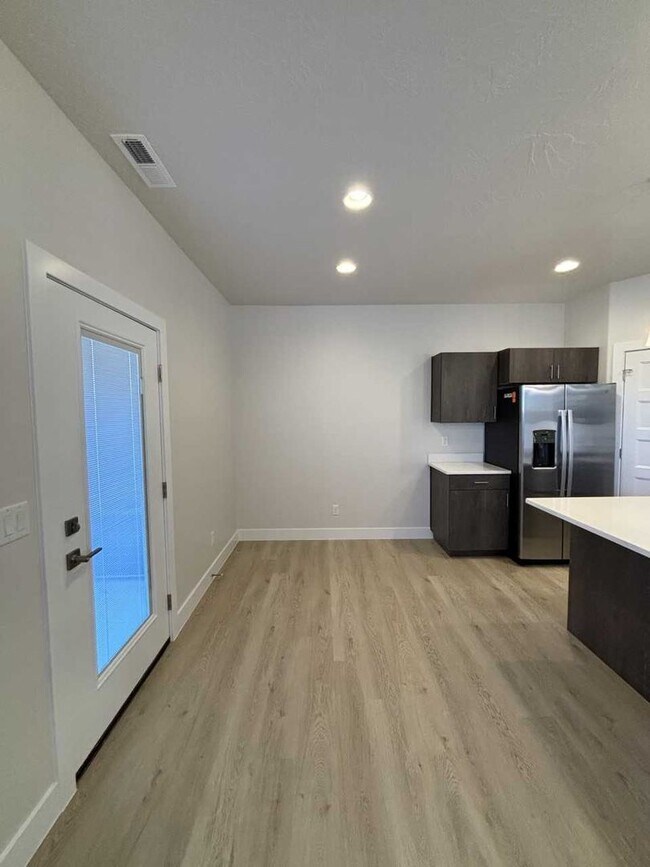 Foto del edificio - Beautiful Crimson Park Townhome