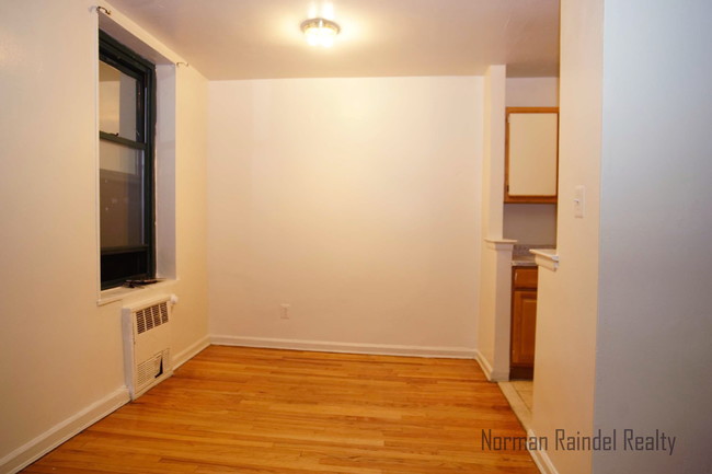 Building Photo - 1545 Rhinelander Ave