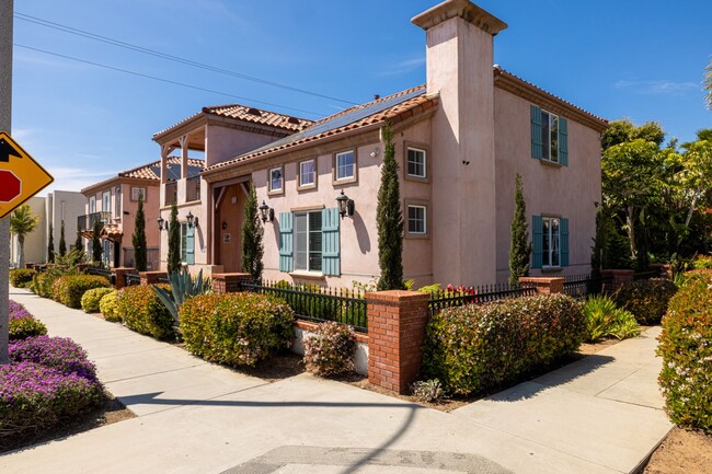 Foto del edificio - Steps from the Oceanside Pier, Updated 4 b...