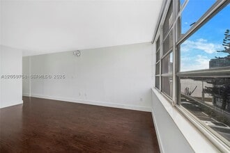 Building Photo - 2016 Bay Dr E