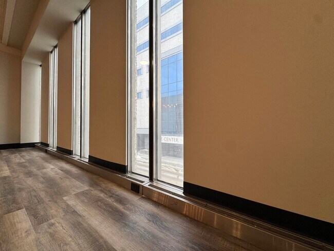 Foto del edificio - 200 W College Ave