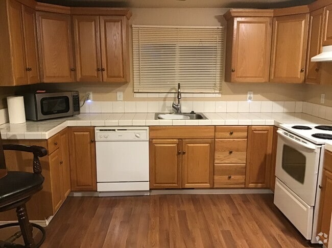 Kitchen full amenities - 607 S 5th St