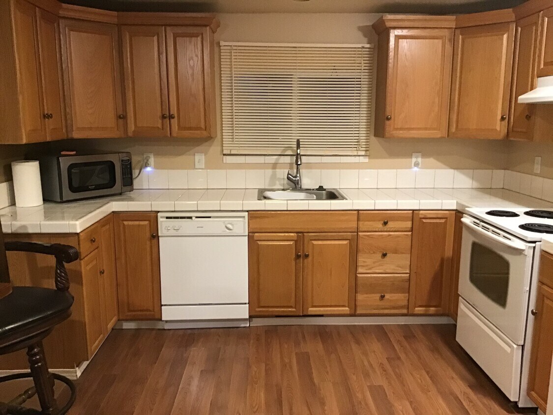 Kitchen full amenities - 607 S 5th St