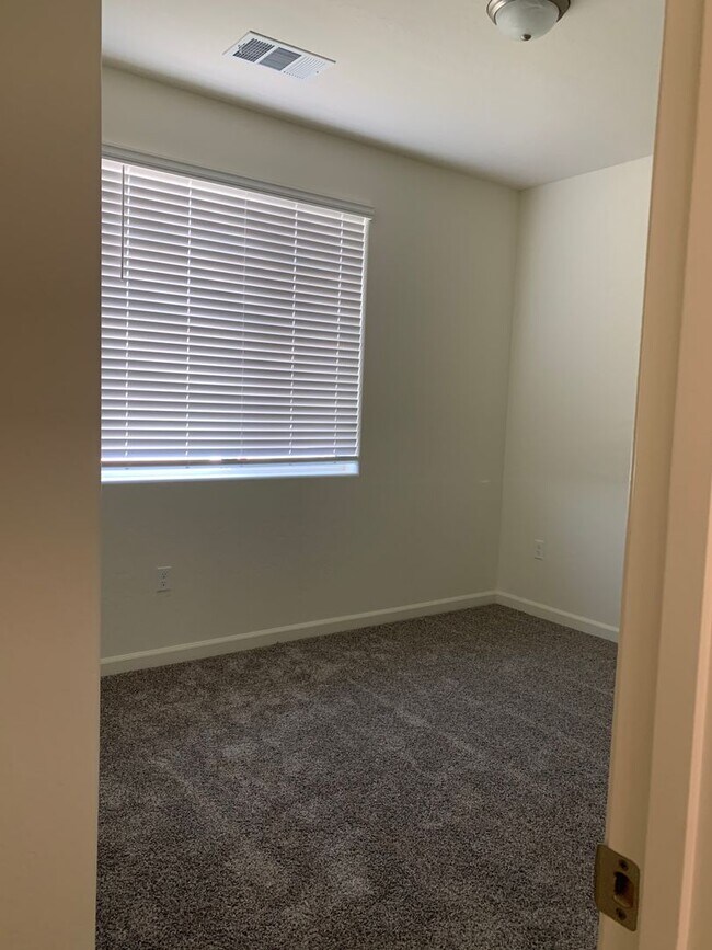 Foto del edificio - Move in ready!