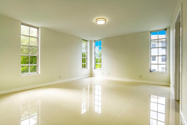Building Photo - 535 Oaks Dr
