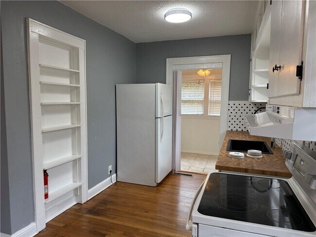 Foto del edificio - 1854 Virginia Ave