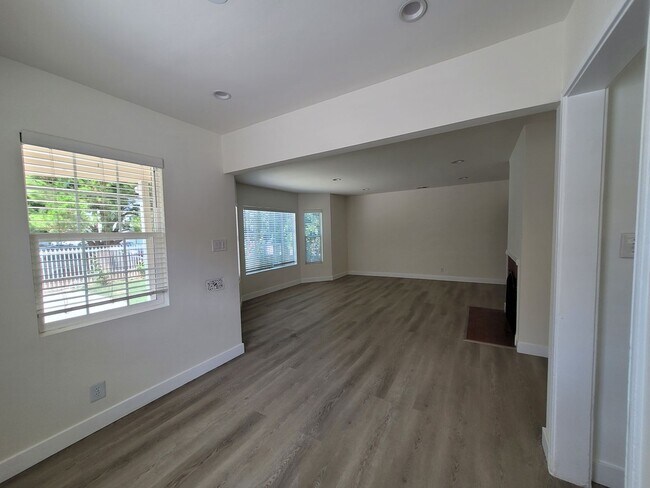 Foto del edificio - Spacious Newly Rehabbed Home with Pool in ...