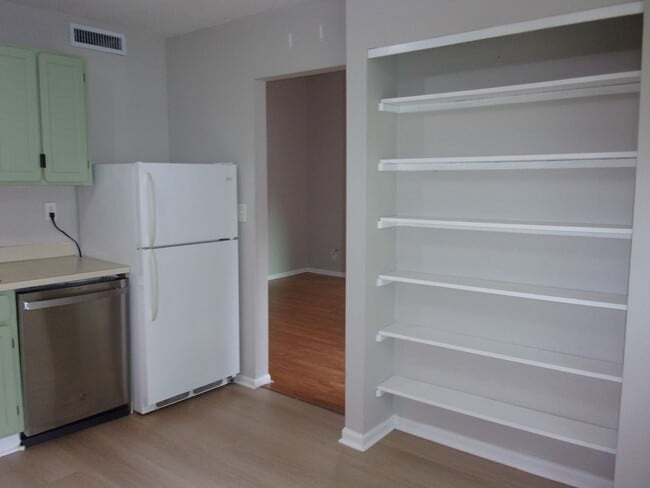 Foto del edificio - 2 Bedroom 1 Bath Condo with Private Deck i...