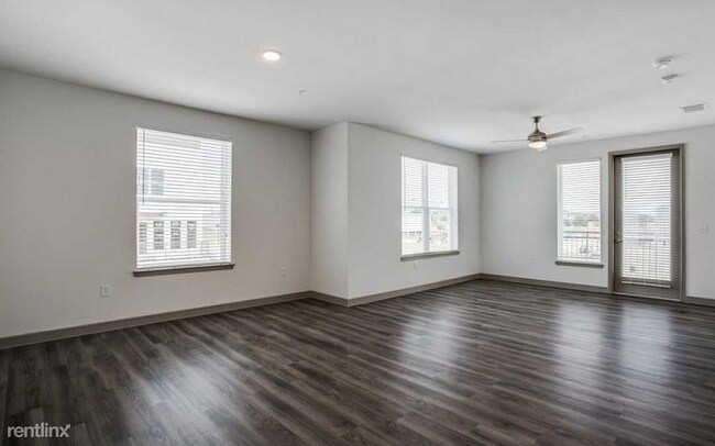 Building Photo - 1 br, 1 bath Flat - 6627 Maple Ave 537