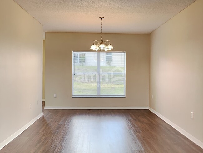 Foto del edificio - 330 Salmon Ct