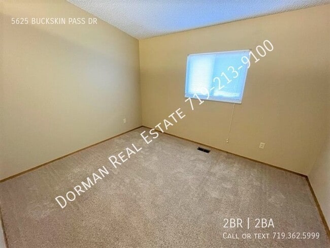 Building Photo - Townhome with Garage