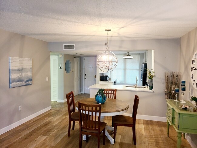 Building Photo - 4530 Pinebrook Cir
